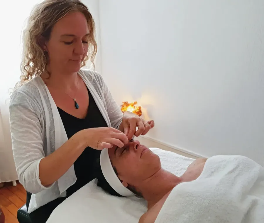 Claire Laperdrix pendant un soin du visage, dans son cabinet