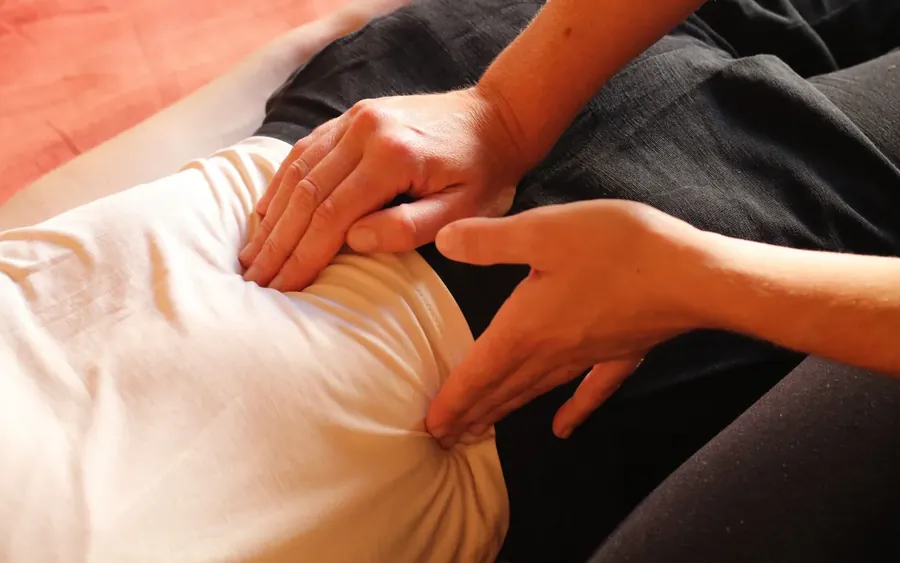 Des pressions douces sur le ventre, pendant un Chi Nei Tsang