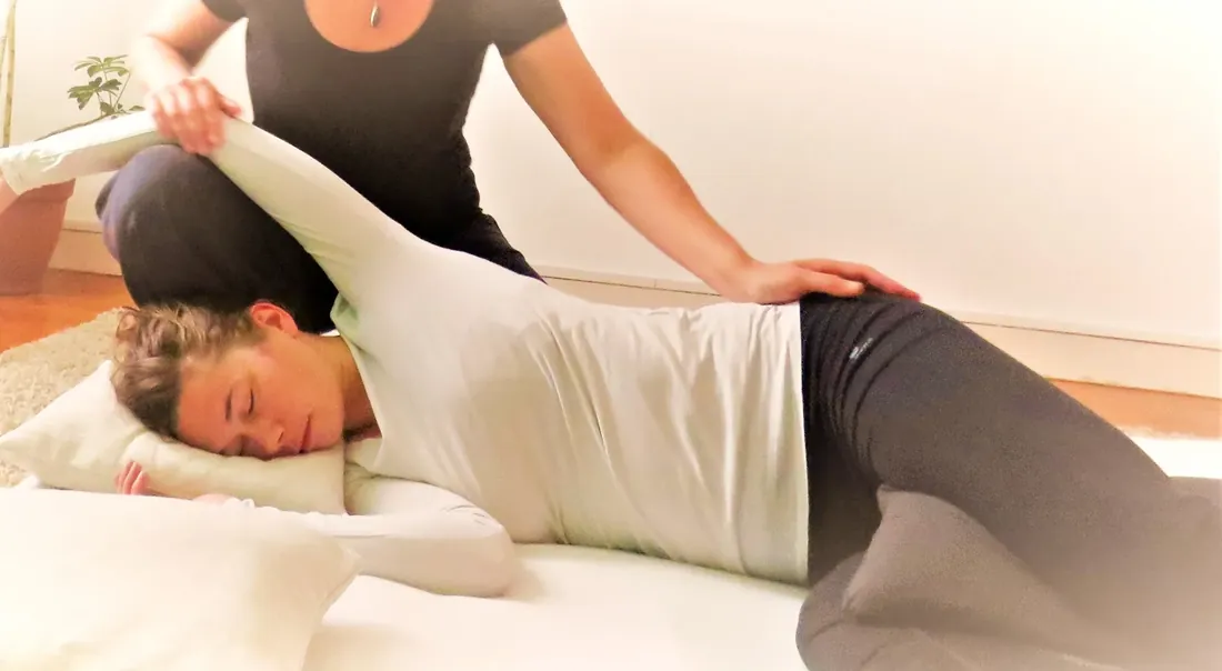Étirement doux du bras pendant une séance de shiatsu